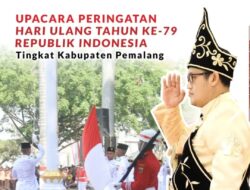 Bupati Mansur Pimpin Upacara HUT RI ke-79 dengan Pakaian Adat Kalimantan Barat