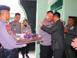 Kapolres Pekalongan Berikan Kejutan Kue Ulang Tahun HUT TNI 79 Untuk Dandim 0710