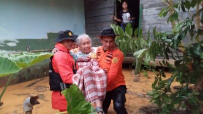 Tim SAR Evakuasi Lansia yang Terjebak Banjir di Kendari