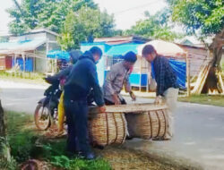 Aksi Polsek Tiworo Tengah Bantu Ibu-ibu Pengendara Motor Mogok di Jalan, Dapat Apresiasi Masyarakat