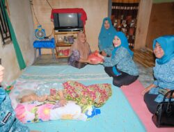 TP PKK Muna Barat Bagikan Sembako untuk Lansia Menjelang Idul Fitri