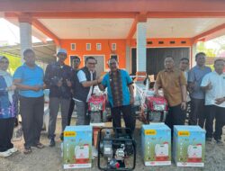 Bersama Bupati, Anggota DPR RI Jaelani Salurkan Bantuan Alat Pertanian untuk Petani Bombana