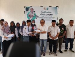 Anggota DPR RI Jaelani Serahkan Bantuan PIP ke Siswa di Tongkuno dan Kontunaga Muna