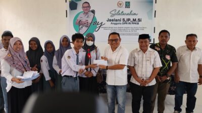 Anggota DPR RI Jaelani Serahkan Bantuan PIP ke Siswa di Tongkuno dan Kontunaga Muna