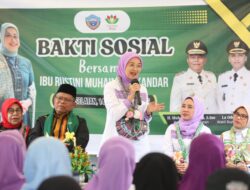 Ke Pulau Buton, Rustini Muhaimin Salurkan Bantuan Sosial untuk Warga Kurang Mampu
